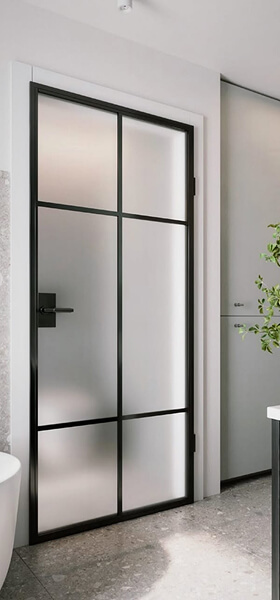 Schwarze Glastür mit sechs mattierten Scheiben in modernem Innenraum mit grauem Boden und weißer Wand. Schwarze Glastür mit sechs mattierten Scheiben in modernem Innenraum mit grauem Boden und weißer Wand.
