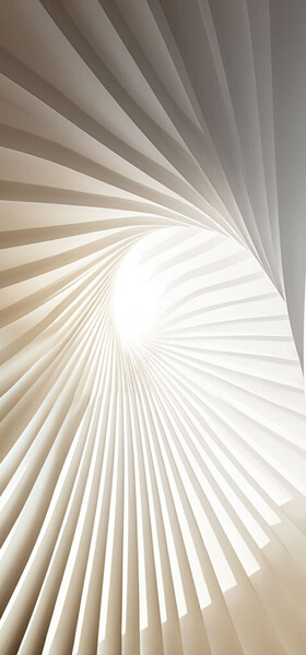 Weißer, spiralförmiger Treppenaufgang mit gleichmäßig angeordneten Stufen und Geländerstäben. Weißer, spiralförmiger Treppenaufgang mit gleichmäßig angeordneten Stufen und Geländerstäben.