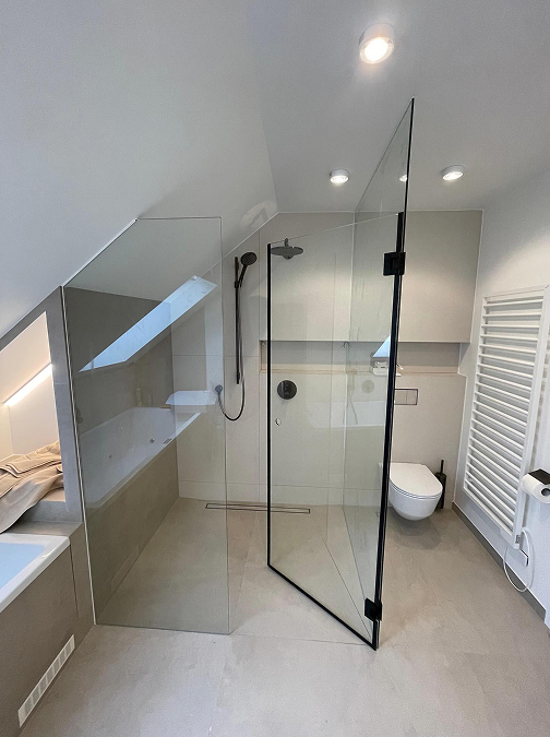 Badezimmer mit begehbarer Dusche mit Glasabtrennung, Duschkopf an der Wand, wandhängendem WC und Handtuchheizkörper. Badezimmer mit begehbarer Dusche mit Glasabtrennung, Duschkopf an der Wand, wandhängendem WC und Handtuchheizkörper.