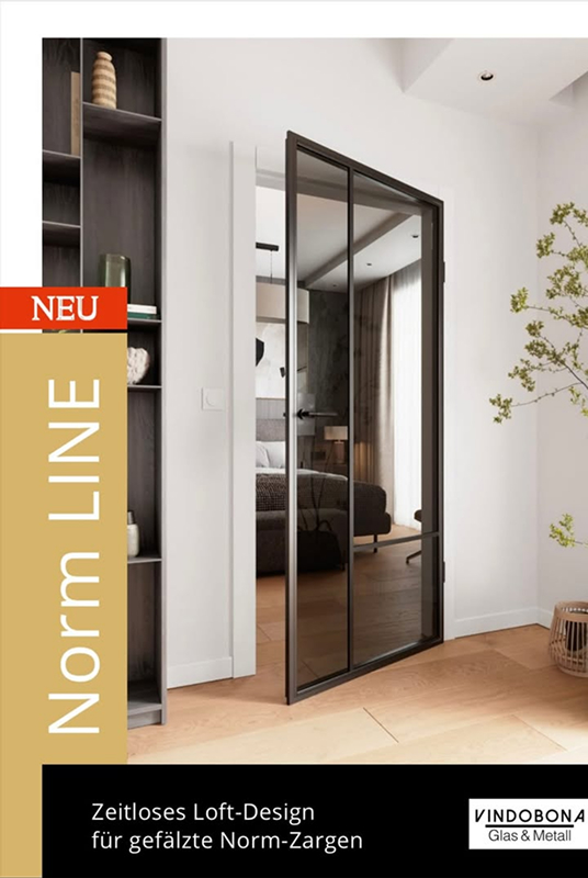 Schwarze Glastür mit Metallrahmen in modernem Loft-Schlafzimmer, links Regal mit Dekoration, rechts Pflanze in Korb. Schwarze Glastür mit Metallrahmen in modernem Loft-Schlafzimmer, links Regal mit Dekoration, rechts Pflanze in Korb.