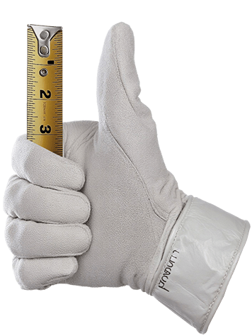 Hand mit weißer Arbeitshandschuh hält ein gelbes Maßband senkrecht, Daumen zeigt nach oben. Hand mit weißer Arbeitshandschuh hält ein gelbes Maßband senkrecht, Daumen zeigt nach oben.